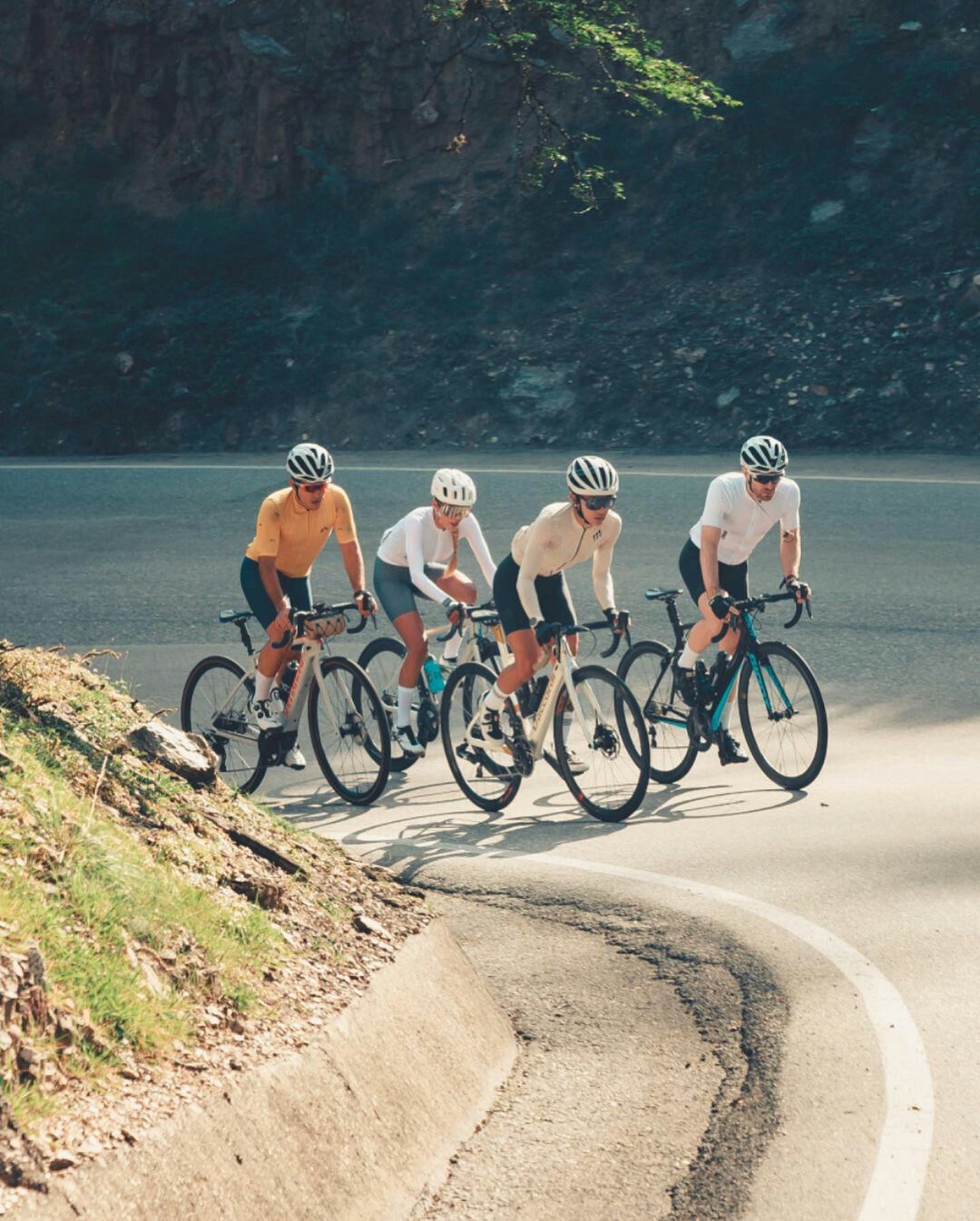 Visual diagram illustrating standard group cycling formation with leaders, pace line, and sweep positions